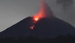 Foto-Foto Gunung Semeru Keluarkan Lava Pijar
