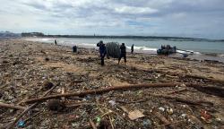 Dampak Cuaca Ekstrem, Sampah Berserakan di Pesisir Pantai Bali