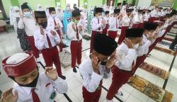 Pelajar Kediri Sholat Gaib untuk Korban Erupsi Gunung Semeru