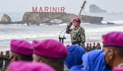 Upacara Pembaretan Prajurit Korps Marinir TNI AL di Pantai Baruna Kondang Iwak
