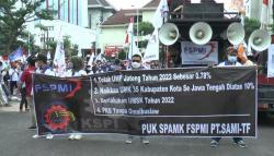 Ribuan Buruh Kembali Demo Kantor Gubernur Jateng, Tuntut Ganjar Cabut UMP 2022<