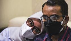 Sambil Dipeluk Sang Istri, Dosen Unsri Bantah Melakukan Pelecehan Seksual<