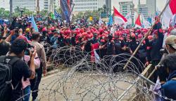 Foto Massa Buruh Berusaha Terobos Barikade Kawat Duri di Patung Kuda