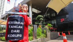 Aksi Geng Money Heist Datangi KPK Bawa Cairan Pembersih Tangan dari Korupsi