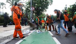 Demo Buruh Bubar, Petugas PPSU Gerak Cepat Bersihkan Sampah Berserakan di Jalan