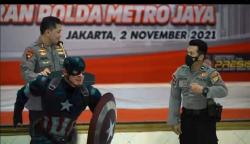 Lucunya Kapolda Metro Jaya Minta Anak Buah Peragakan Gaya Captain America