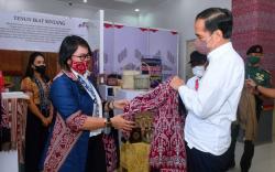 Jaket Bomber Jokowi Motif Tenun Ikat Khas Dayak Buatan Perajin UMKM Sintang