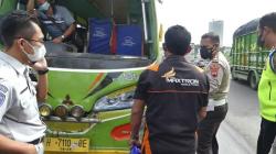 Mikrobus Angkut Karyawan Terguling di Jalan Semarang-Demak, 2 Tewas 