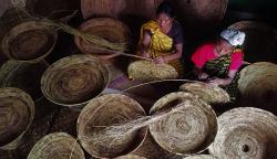 Membuat Anyaman Tudung Makanan Berbahan Rotan