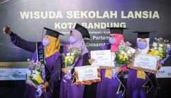 Potret Ratusan Lansia Ikut Wisuda