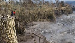 Wisatawan Nekat Bikin Konten di Aliran Lahar Gunung Semeru