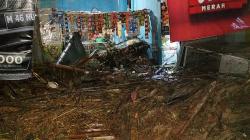 Tanah Longsor di Majalengka Rusak 4 Rumah, 2 Mobil Terjebak dan Seorang warga luka<