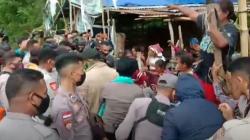 Ricuh Pembongkaran Pagar Tanah Ulayat di Nagekeo, Mama-Mama Buka Baju Adang Polisi