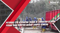 Video Petugas Cek Kekuatan Tanah di Jembatan Gladak Perak yang Runtuh akibat Erupsi Semeru