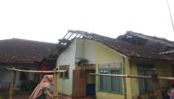 Angin Puting Beliung Terjang Gegerbitung Sukabumi, 16 Rumah Rusak<
