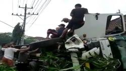 Diduga Rem Blong, Truk Tronton Hantam Sejumlah Pohon di Magelang