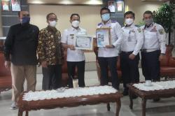 Wali Kota Palangka Raya Terima Piagam IKM atas Layanan Si Lancip