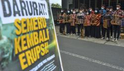 Pelajar Kumpulkan Donasi dengan Bermain Angklung untuk Korban Gunung Semeru