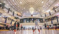 Wahana Seluncur Es Sambut Libur Natal dan Tahun Baru