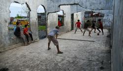 Anak-Anak Bermain Bola di Dalam Rumah Terbengkalai