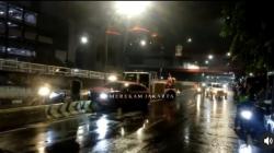 Mobil Tabrak Pembatas Jalan di Kawasan Senen Jakarta