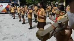 Pelajar di Solo Kirim Mainan othok-Othok untuk Anak-Anak Korban Bencana Gunung Semeru 