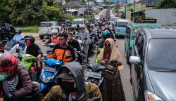 BBM Langka di Pangkalpinang, Ratusan Kendaraan Antre Panjang Isi Bahan Bakar