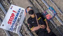 Sosialisasi Keselamatan Perlintasan Kereta, Relawan Tidur di Tengah Rel