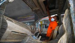 Kreatif, Warga Binaan Buat Replika Mobil Berbahan Kertas