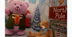 Ide Liburan Natal dan Tahun Baru, Seru Berfoto dengan Boneka Beruang Raksasa