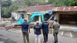 Alat Berat Bongkar 13 Kios Liar di Alun-alun Cimahi, Pedagang Pasrah