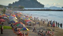 Pantai Muaro Lasak Padang Ramai Pengunjung