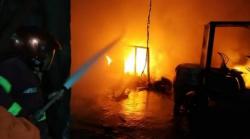  Gara-Gara Arus Pendek Listrik, Bengkel Forklift Terbakar Hebat 