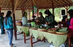 Asyiknya Menikmati Kuliner Jadul di Tengah Hutan Gunungkidul dengan Bungkus Daun Jati  