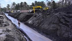 Tertutup lahar hujan, Akses Jalan Nasional Lumajang-Malang Mulai Dibersihkan 