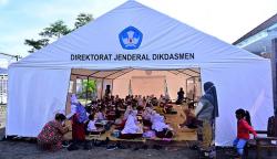 Sekolah Jadi Pengungsian, Anak Korban Gunung Semeru Belajar di Tenda Darurat