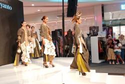 Unik, Desainer Indria Ariyanto Ciptakan Kain Tenun dari Pelepah Daun Pisang