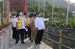 Tinjau Jembatan Gantung Baledu, Menteri Basuki: Jaga Kualitas dan Keamanannya