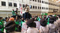 Tuntut Perbaikan Sistem, Ribuan Driver Geruduk Kantor Ojek Online di Medan<