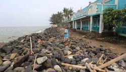 Bangunan Pesisir Pantai Indramayu Rusak akibat Abrasi
