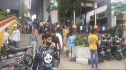 Calon Pemudik Natal Membeludak Beli Tiket di Kantor Pelni Ambon