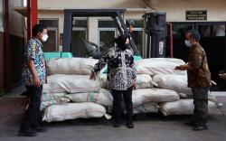 Bantu Korban Terdampak Gempa NTT,  Mensos Cek Langsung Gudang Bantuan Bekasi dan Instruksikan Pengiriman<