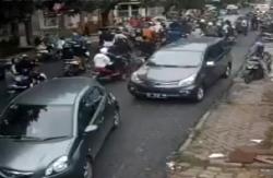 Brutal, Rombongan Pengantar Jenazah Keroyok Pengemudi mobil di Makassar<
