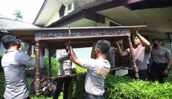 Pengosongan Rumah Dinas Polri, Personel Brimob Keluarkan Barang Milik Penghuni