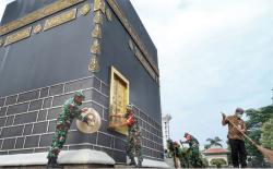  Karya Bhakti Hari Infanteri, Prajurit TNI AD Bersihkan Replika Kabah MAJT