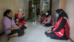 Para Dokter Muda Datangi Rumah-Rumah Warga untuk Cek Kesehatan