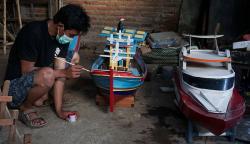 Membuat Kerajinan Kapal Remote Control, Harga Rp7Juta per Unit