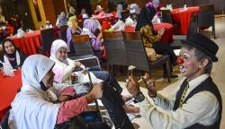 Potret Puluhan Lansia Dihibur Badut Tasikmalaya