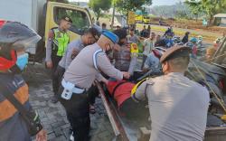 Perempuan Tanpa Identitas Tewas Ditabrak Truk Muatan Es Batu di Semarang