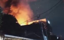 Kebakaran di Kali Pasir Cikini, 14 Damkar Meluncur<